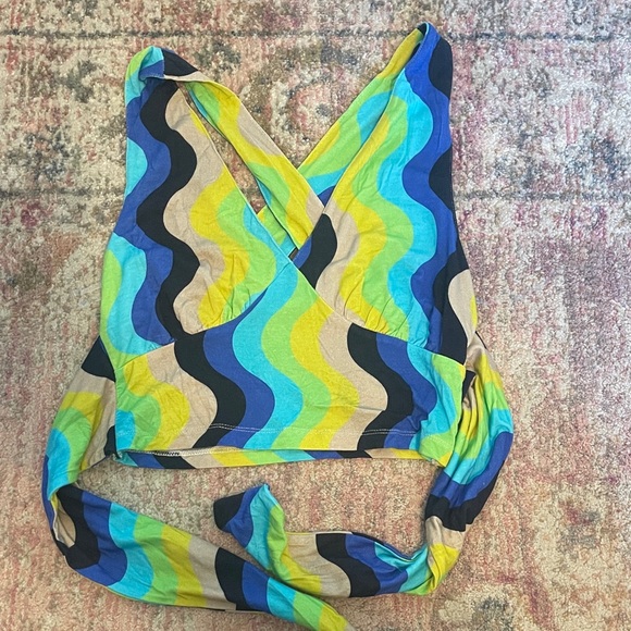 Vibrant Wave Pattern Crop Top - Picture 1 of 4